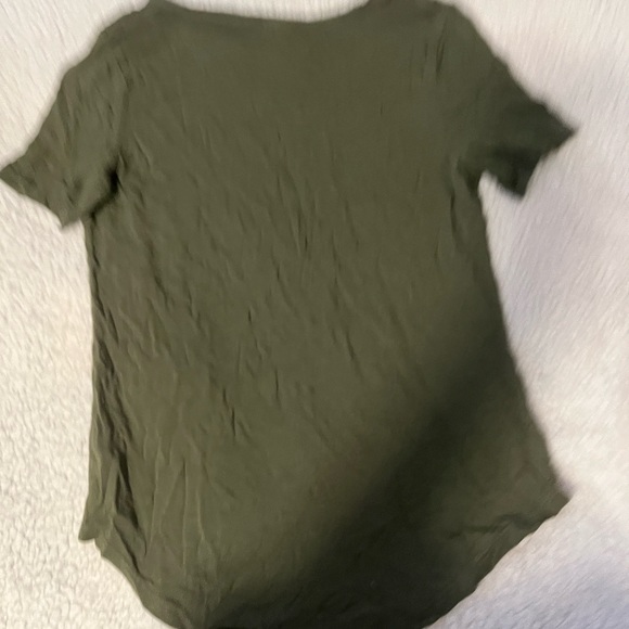 Old Navy t-shirt - Picture 2 of 5